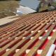 Comment couvrir correctement le toit avec du carton ondulé: nous couvrons le toit avec du carton ondulé de nos propres mains